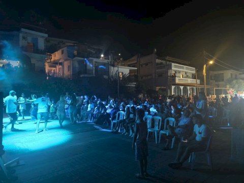 &Pi;&lambda;&omicron;ύ&sigma;&iota;&omicron; &pi;&rho;ό&gamma;&rho;&alpha;&mu;&mu;&alpha; &epsilon;&kappa;&delta;&eta;&lambda;ώ&sigma;&epsilon;&omega;&nu; &sigma;&tau;&omicron; &Delta;ή&mu;&omicron; &Mu;ά&nu;&delta;&rho;&alpha;&sigmaf;&ndash;&Epsilon;&iota;&delta;&upsilon;&lambda;&lambda;ί&alpha;&sigmaf; &mu;&epsilon; &epsilon;&pi;ί&kappa;&epsilon;&nu;&tau;&rho;&omicron; &tau;&eta; &mu;&nu;ή&mu;&eta;, &tau;&omicron;&nu; &alpha;&theta;&lambda;&eta;&tau;&iota;&sigma;&mu;ό &kappa;&alpha;&iota; &tau;&eta;&nu; &alpha;&lambda;&lambda;&eta;&lambda;&epsilon;&gamma;&gamma;ύ&eta;