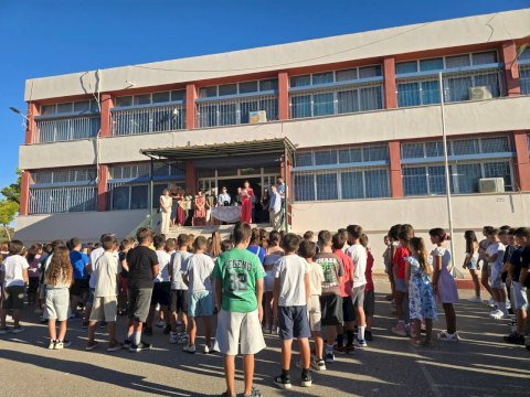 &Mu;&epsilon; &alpha;&nu;&alpha;&nu;&epsilon;&omega;&mu;έ&nu;&alpha; &sigma;&chi;&omicron;&lambda;&epsilon;ί&alpha; &kappa;&alpha;&iota; &nu;έ&omicron; &kappa;&omicron;&nu;&delta;ύ&lambda;&iota; 300.000 &epsilon;&upsilon;&rho;ώ &eta; έ&nu;&alpha;&rho;&xi;&eta; &tau;&eta;&sigmaf; &sigma;&chi;&omicron;&lambda;&iota;&kappa;ή&sigmaf; &chi;&rho;&omicron;&nu;&iota;ά&sigmaf; &sigma;&tau;&omicron;&nu; &Delta;ή&mu;&omicron; &Mu;ά&nu;&delta;&rho;&alpha;&sigmaf;&ndash;&Epsilon;&iota;&delta;&upsilon;&lambda;&lambda;ί&alpha;&sigmaf;