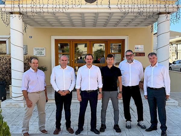 &Sigma;&epsilon; &alpha;&pi;&epsilon;&upsilon;&theta;&epsilon;ί&alpha;&sigmaf; &laquo;&gamma;&rho;&alpha;&mu;&mu;ή&raquo; &mu;&epsilon; &tau;&omicron; &Mu;&epsilon;&tau;&rho;ό &omicron; &Delta;ή&mu;&omicron;&sigmaf; &Mu;ά&nu;&delta;&rho;&alpha;&sigmaf;-&Epsilon;&iota;&delta;&upsilon;&lambda;&lambda;ί&alpha;&sigmaf;