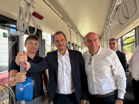 &Sigma;&epsilon; &alpha;&pi;&epsilon;&upsilon;&theta;&epsilon;ί&alpha;&sigmaf; &laquo;&gamma;&rho;&alpha;&mu;&mu;ή&raquo; &mu;&epsilon; &tau;&omicron; &Mu;&epsilon;&tau;&rho;ό &omicron; &Delta;ή&mu;&omicron;&sigmaf; &Mu;ά&nu;&delta;&rho;&alpha;&sigmaf;-&Epsilon;&iota;&delta;&upsilon;&lambda;&lambda;ί&alpha;&sigmaf;