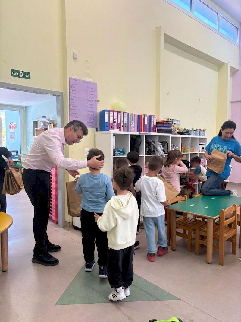 300 τσαντάκια γεμάτα αγάπη στα νηπιαγωγεία του Δήμου Μάνδρας–Ειδυλλίας