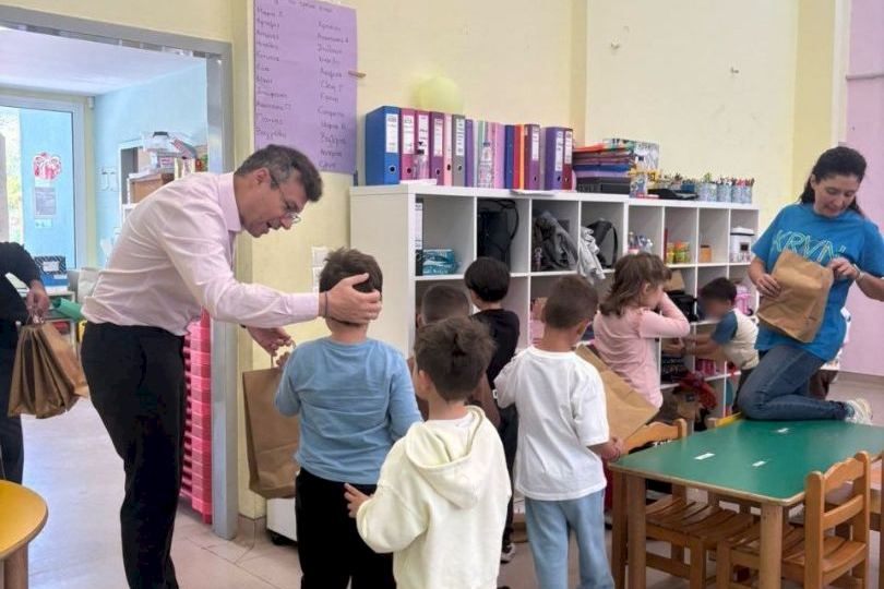 300 τσαντάκια γεμάτα αγάπη στα νηπιαγωγεία του Δήμου Μάνδρας–Ειδυλλίας